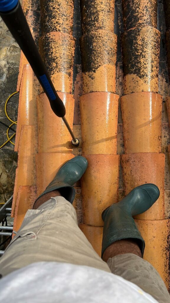 Nettoyage de tuiles sur toiture