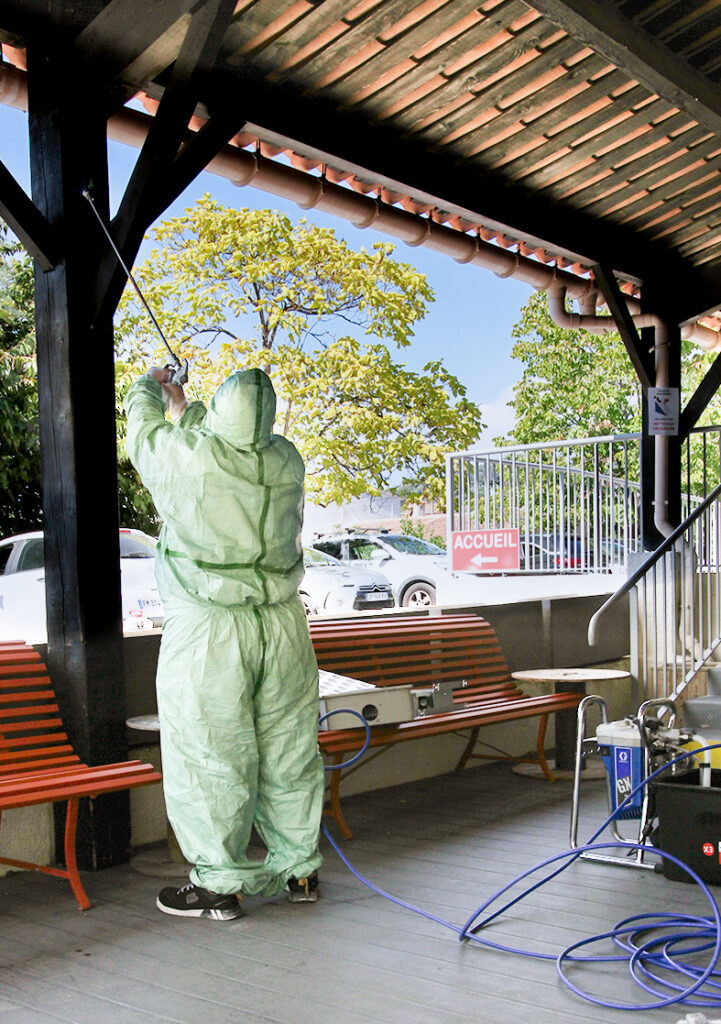 Un homme qui traite une ossature en bois